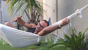 A person lying in a hammock outdoors. - Pousada Top (Mairipora)