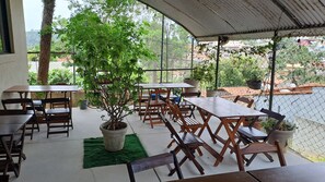 15-英寸智能电视（配备数码频道）、电视、桌上足球