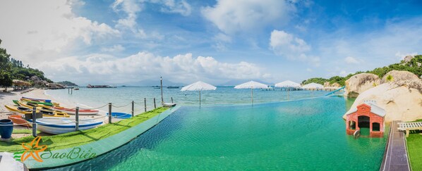 حمّام سباحة خارجي، مظلات على حمّام السباحة، مقاعد للتشمس