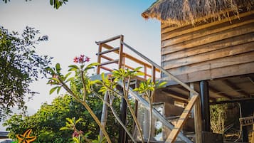 Tarzan Bungalow | Minibar, blackout drapes, free WiFi, bed sheets