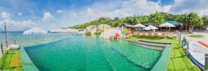 Kolam renang terbuka, dibuka dari pukul 6:30 hingga 20:00, payung kolam 