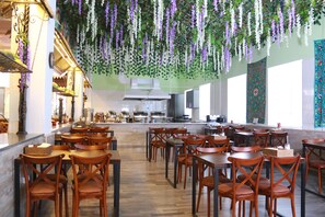 Café da manhã com buffet grátis todos os dias