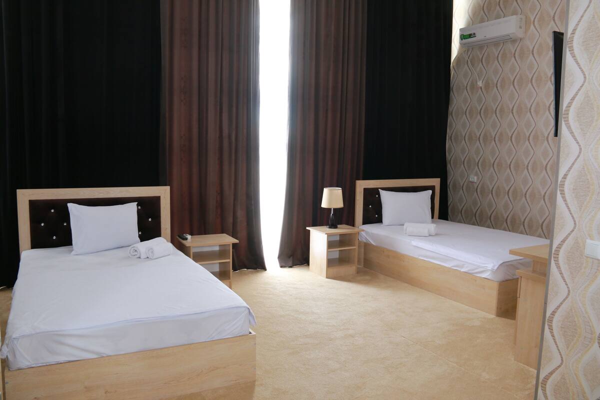 Quarto duplo | Individualmente mobiliados, escrivaninha