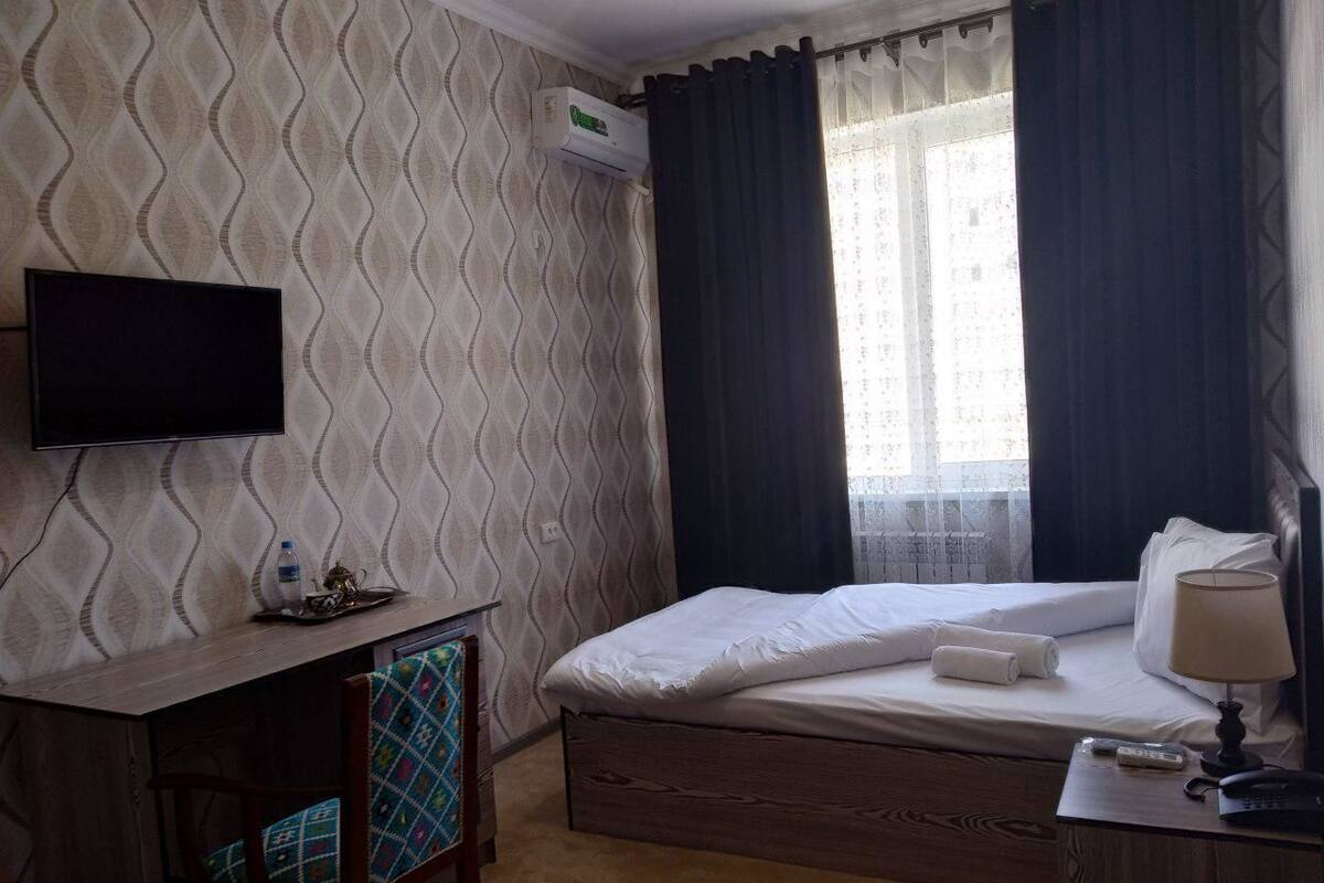 Quarto solteiro | Individualmente mobiliados, escrivaninha