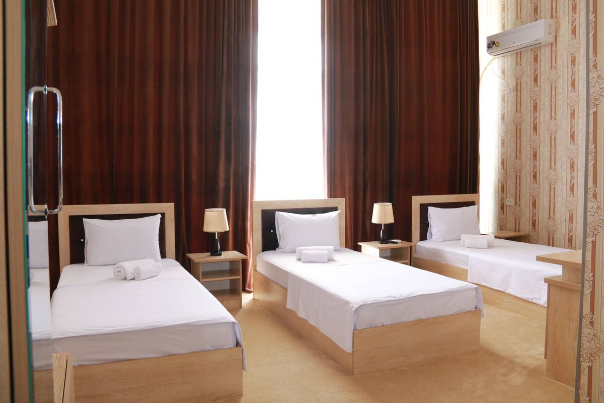 Quarto triplo | Individualmente mobiliados, escrivaninha