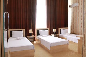 Quarto triplo | Individualmente mobiliados, escrivaninha