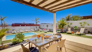 Outdoor dining - superb luxury villa in the canaries (Caleta de fuste)