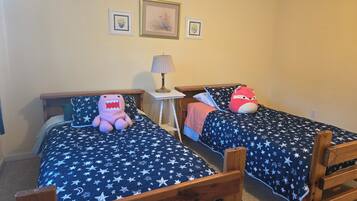 3 bedrooms, desk, iron/ironing board, WiFi