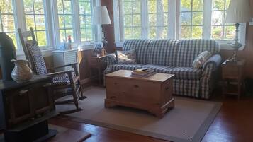 Smart TV, fireplace, DVD player, table tennis