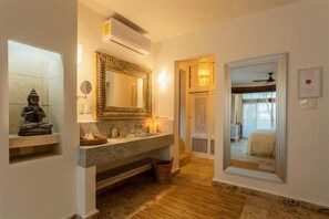 Bathroom - Lotus Beach Hotel (Isla Mujeres)