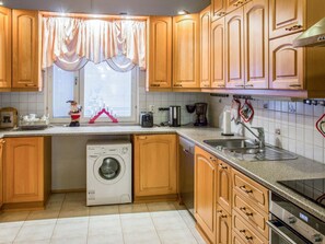 Refrigerador, microondas, lavavajillas, utensilios de cocina