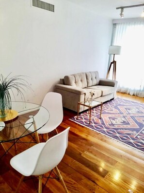 Luxury Apartment | Living area | 32-inch TV with cable channels - Lujosa Torre. Pool Gym (Buenos Aires)