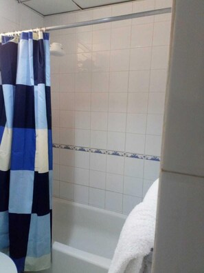 Dusche, kostenlose Toilettenartikel, Hausschuhe, Handtücher