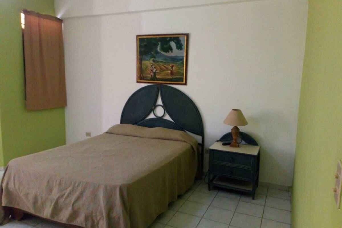 Standard Apartment | Tirai kedap cahaya, setrika/meja setrika, Wi-Fi gratis, dan seprai linen