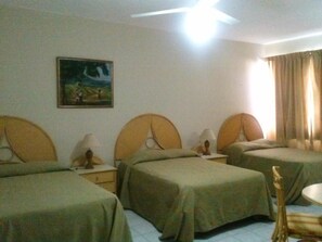 Cortinas blackout, tabla de planchar con plancha y wifi gratis 