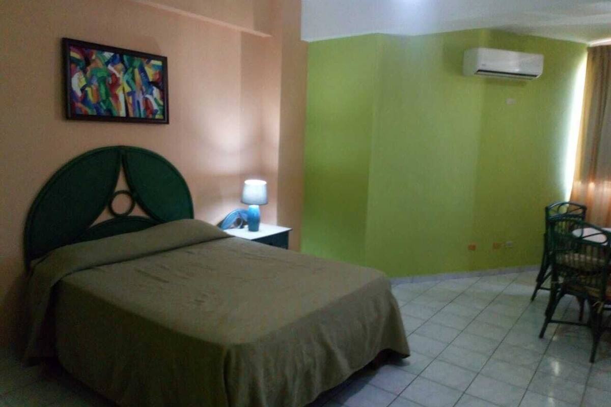 Deluxe Apartment | Tirai kedap cahaya, setrika/meja setrika, Wi-Fi gratis, dan seprai linen