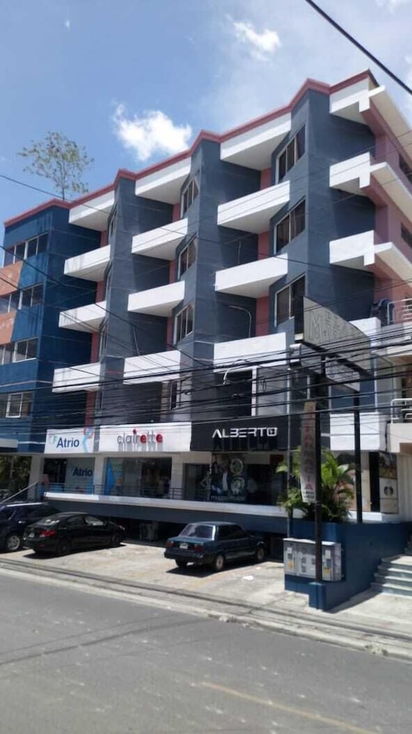 Vista frontal de la propiedad