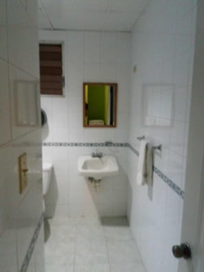 Regadera, amenidades de baño gratuitas, pantuflas, toallas
