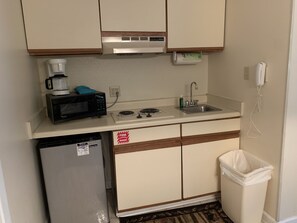 Fridge, microwave, stovetop, coffee/tea maker - OGP4B downtown near Ripley's Aquarium & Anakeesta (Gatlinburg)