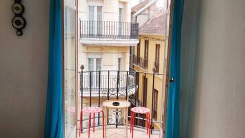 Een strijkplank/strijkijzer, gratis wifi, beddengoed