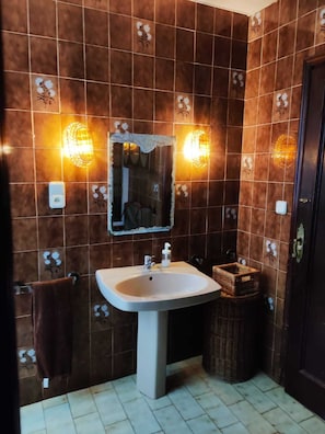 Bañera, secador de pelo, toallas, jabón