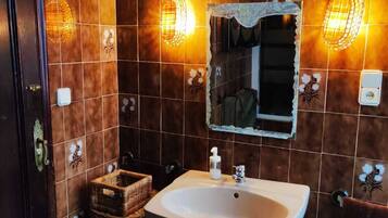 Een bad, een haardroger, handdoeken, zeep