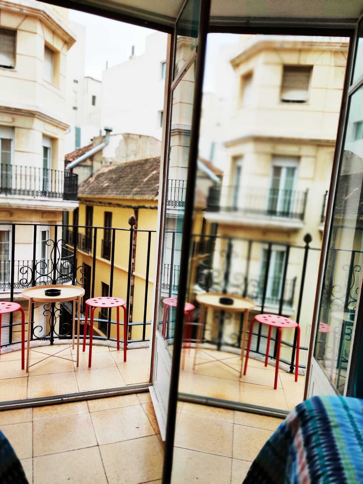 Tabla de planchar con plancha, wifi gratis y ropa de cama 