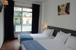 Triple Room | Blackout curtains, soundproofing, free WiFi, bed sheets - Hotel Girassol (Porto)