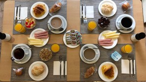 朝食 (コンチネンタル ブレックファスト)、毎日提供 (1 名様 5 EUR)