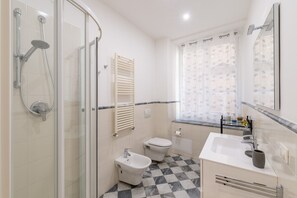 Chuveiro, secador de cabelo, bidê, toalhas de banho