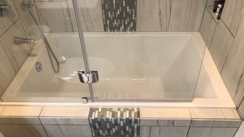 Duschwanne, Haartrockner, Seife, Shampoo