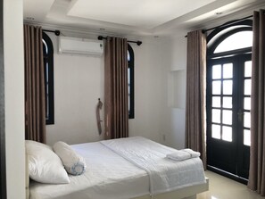 5 bedrooms, desk, soundproofing, iron/ironing board