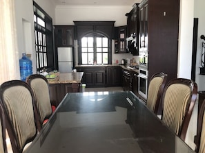 Großer Kühlschrank, Mikrowelle, Kochgeschirr/Geschirr/Besteck
