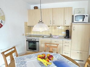 Kühlschrank, Mikrowelle, Ofen, Geschirrspüler