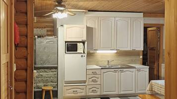 Kühlschrank, Mikrowelle, Geschirrspüler, Kochgeschirr/Geschirr/Besteck