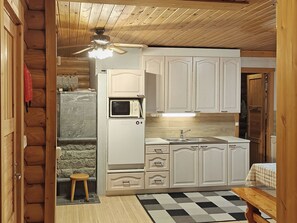 Kühlschrank, Mikrowelle, Geschirrspüler, Kochgeschirr/Geschirr/Besteck