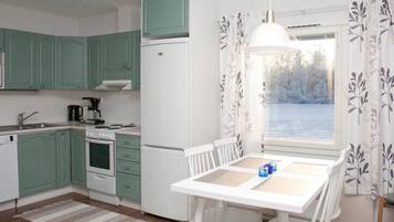 Refrigerador, microondas, lavavajillas, silla alta para bebés