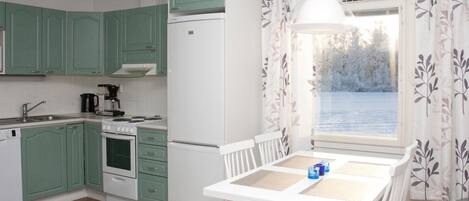 Frigorifero, microonde, lavastoviglie, seggiolone