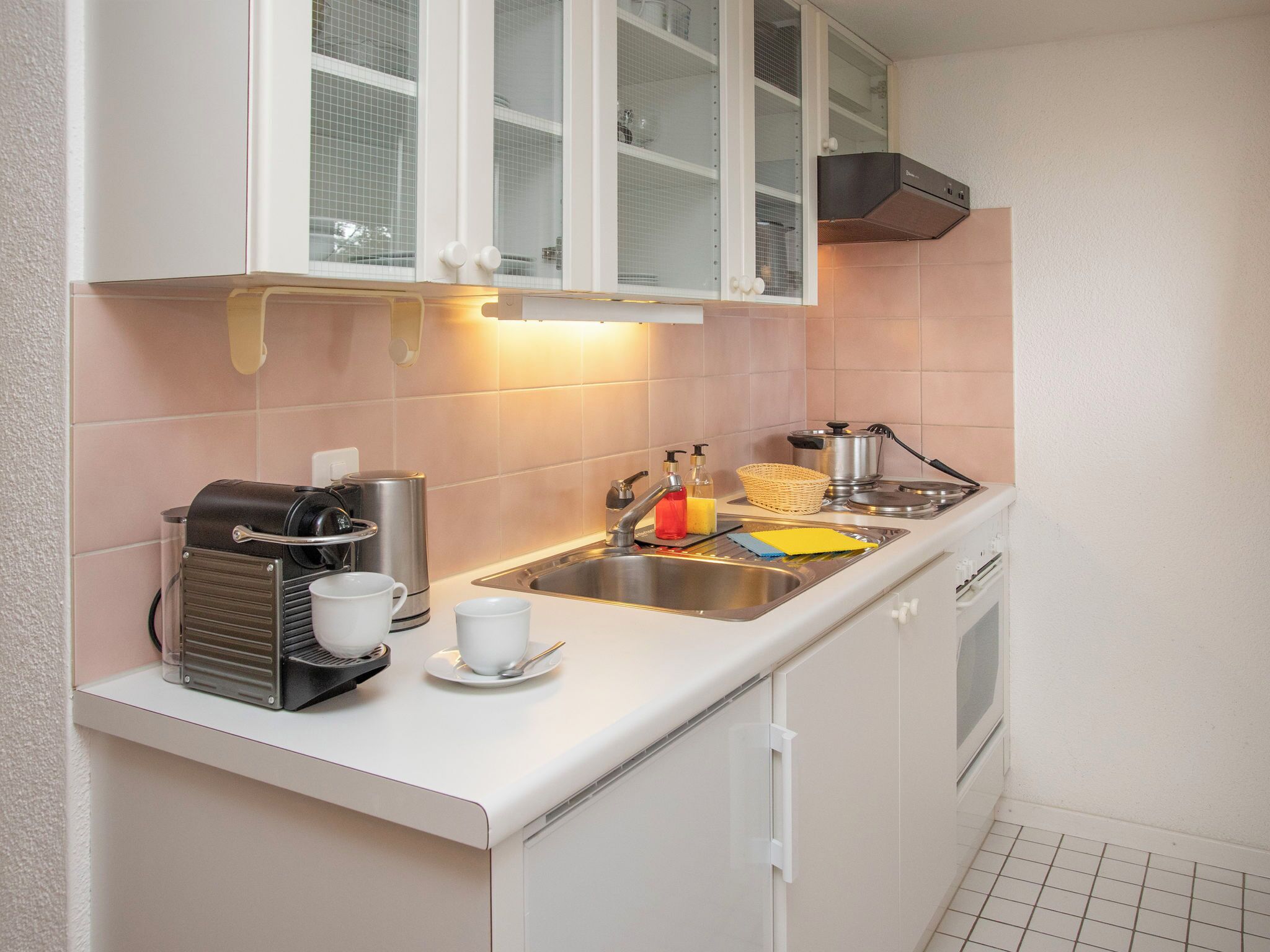 Réfrigérateur, four, batterie de cuisine, vaisselle et ustensiles