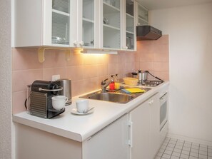 Réfrigérateur, four, batterie de cuisine, vaisselle et ustensiles