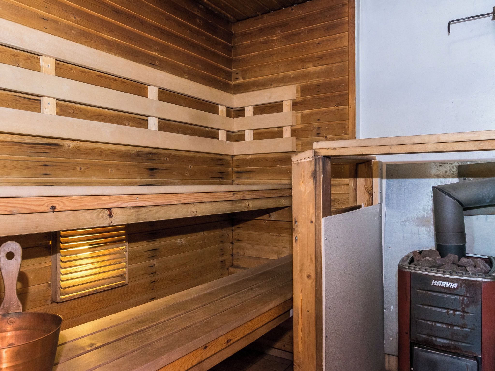 Una sauna con pareti in legno e una sauna Harvia.
