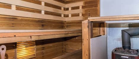 Una sauna con pareti in legno e una sauna Harvia.