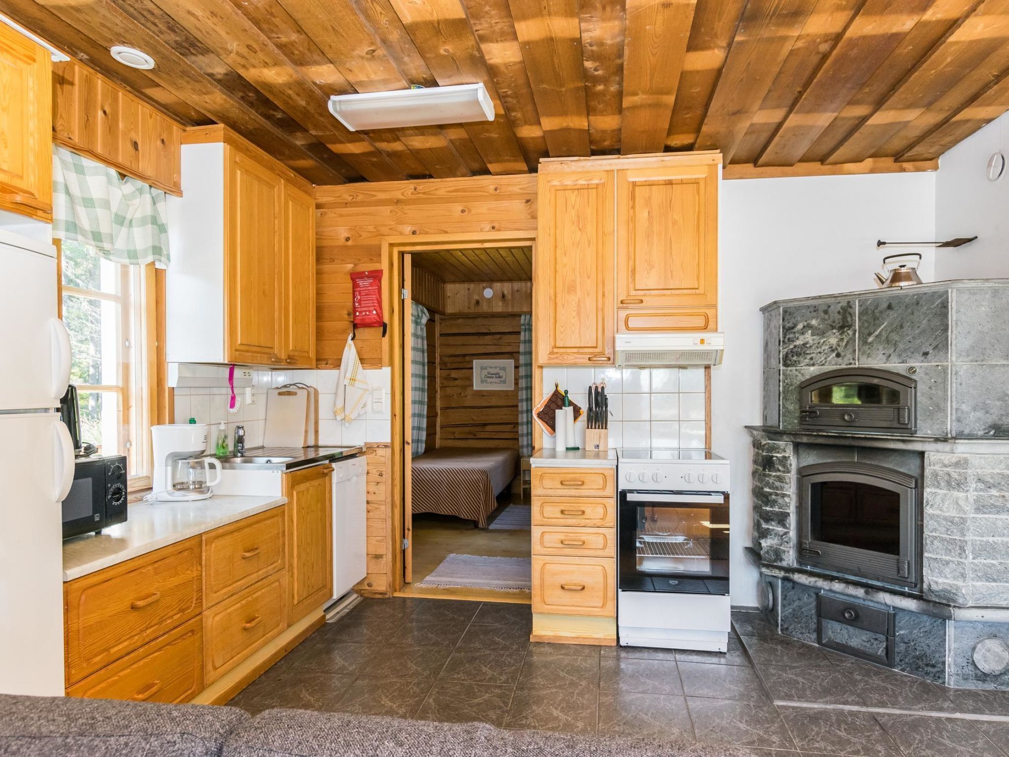 Jääkaappi, mikroaaltouuni, astianpesukone