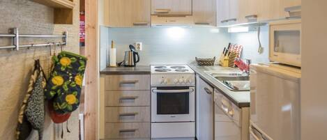 Frigorifero, microonde, lavastoviglie, pentole/stoviglie/utensili