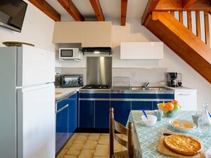 Réfrigérateur, micro-ondes, batterie de cuisine, vaisselle et ustensiles