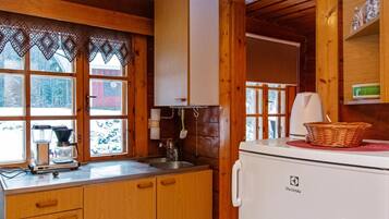 Refrigerador, microondas, utensilios de cocina