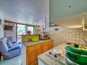 Réfrigérateur, micro-ondes, four, grille-pain