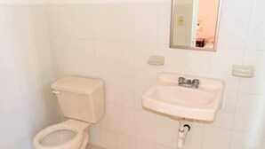 Quarto casal | Banheiro | Chuveiro, toalhas de banho, sabonete, shampoo