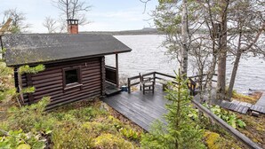 A log cabin with a deck overlooking a lake. - Rukaniemen kontio by Interhome (Kuusamo)
