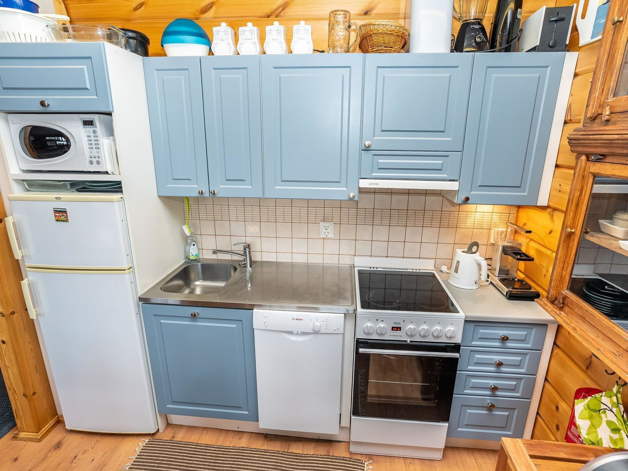 Jääkaappi, mikroaaltouuni, astianpesukone, leivänpaahdin